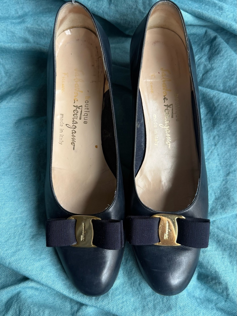 Salvatore Ferragamo Vintage Navy Leather Vara Bow Flats - Picture 8 of 8